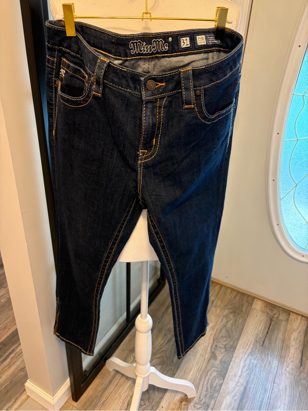 New Miss Me Dark Wash Mid-Rise Crop Skinny Zipper Detail Jeans…Size 31